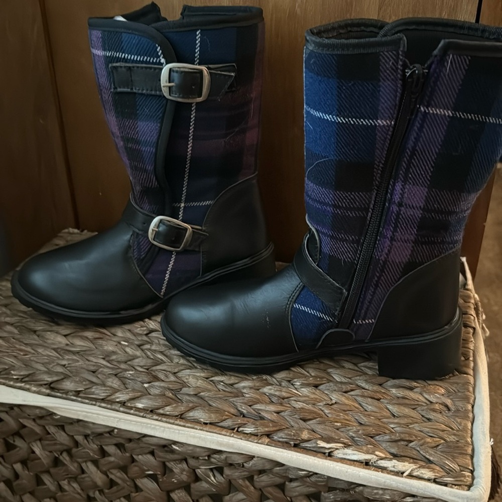 NWOT. Women’s boots faux black leather with wool details.